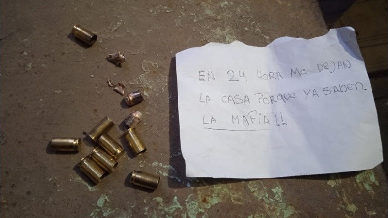 La nota que dejaron antes de balear la vivienda.