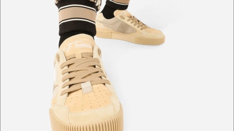 El modelo viene en color beige o naranja intenso, reversionando las clásicas zapatillas de básquet de comienzos de los '90