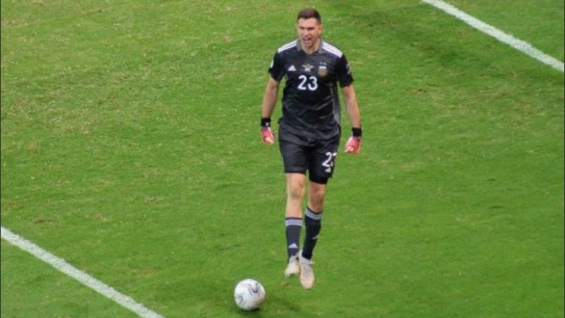 Dibu Martínez es uno de los cuatro jugadores que no podrán disputar el partido ante Brasil.