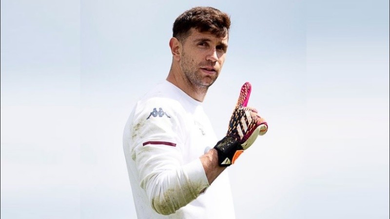 “No solo es alguien que evita los goles sino que contagia y empuja. Tiene dotes para defender el arco de la selección por diez años más”, sostuvo el representante de Emiliano Martínez