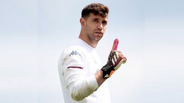 “No solo es alguien que evita los goles sino que contagia y empuja. Tiene dotes para defender el arco de la selección por diez años más”, sostuvo el representante de Emiliano Martínez