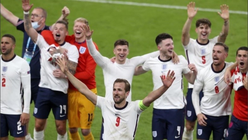 Harry Kane celebra la clasificación a la final seguido de sus compañeros.