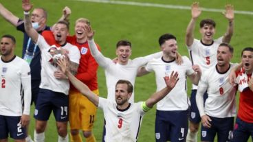 Harry Kane celebra la clasificación a la final seguido de sus compañeros.