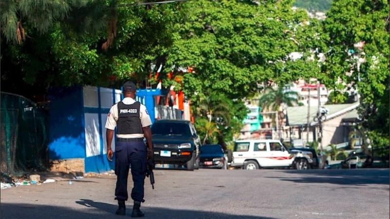 La policía montó guardia durante todo el día en la zona del homicidio.