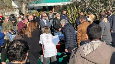 En el cementerio se sumaron más personas a la despedida.