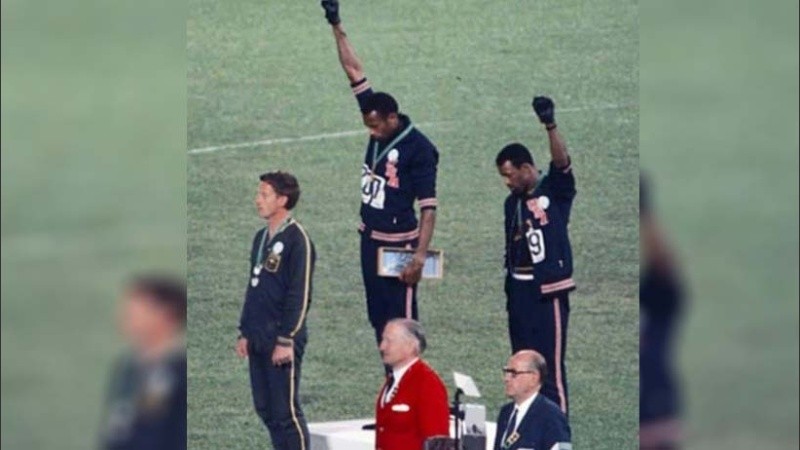 En el '68 Tommy Smith y John Carlos se vistieron de negro y alzaron su mano en señal de protesta.
