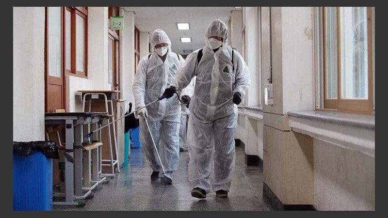 ¿Llegará la tercera ola a la Argentina? Algunos funcionarios ya se animan a presagiarla.