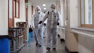 ¿Llegará la tercera ola a la Argentina? Algunos funcionarios ya se animan a presagiarla.