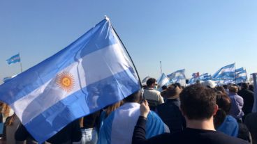 Miles de personas se congregaron para oponerse a las políticas nacionales en el agro.