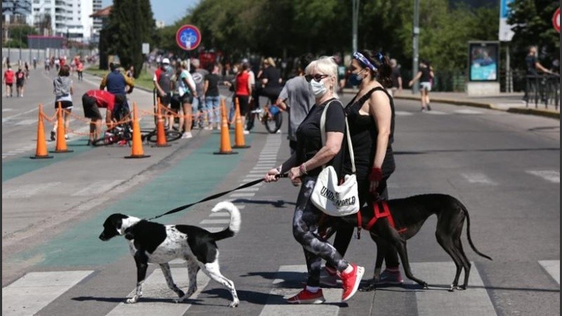 Sólo se permiten reuniones sociales en espacios públicos al aire libre.