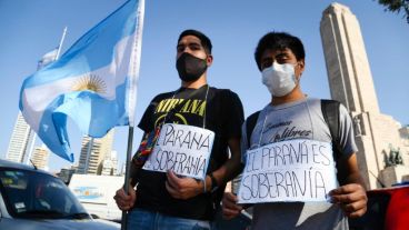 La caravana fue organizada por el Foro por la Recuperación del Paraná.