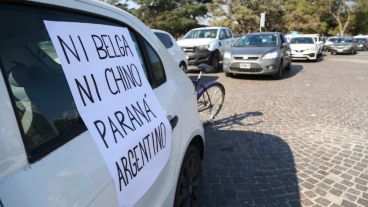 La caravana fue organizada por el Foro por la Recuperación del Paraná.