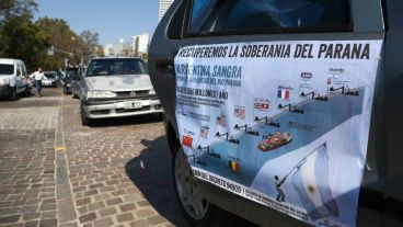 La caravana fue organizada por el Foro por la Recuperación del Paraná.