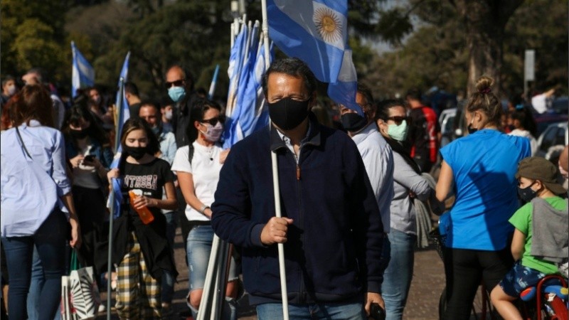 La caravana fue organizada por el Foro por la Recuperación del Paraná.