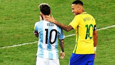 El astro brasileño expresó que hincharía por su amigo si no estuviera Brasil en el medio.