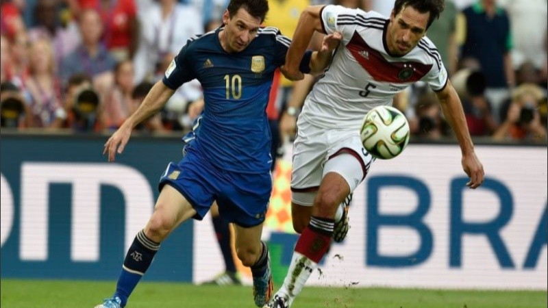 Leo y Hummels pelean por la posesión de la pelota durante la final del Mundial 2014 en el Maracaná.
