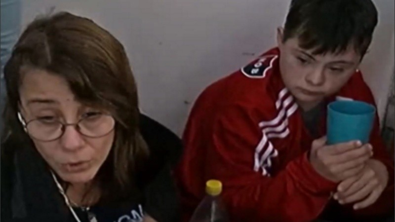 Necesitan ayuda: la mujer y su hijo perdieron sus cosas en el incendio de su casa. 