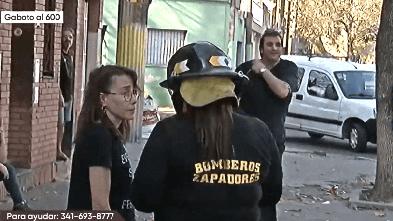 Necesitan ayuda: la mujer y su hijo perdieron sus cosas en el incendio de su casa. 