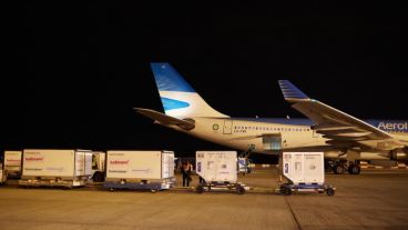 Con el vuelo de Aerolíneas Argentinas que aterrizó este viernes a las 19.19 en Ezeiza, el país acumula más de 28 millones de dosis.