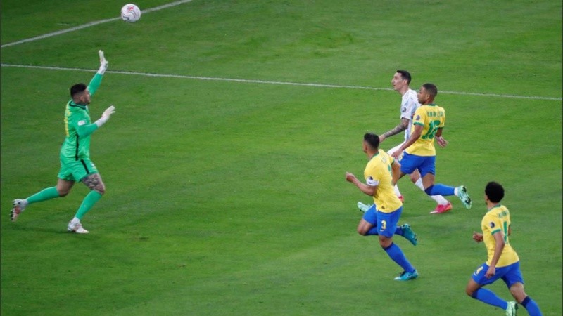 El rosarino metió la pelota por encima de la cabeza del arquero tras gran pase de De Paul