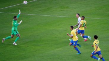 El rosarino metió la pelota por encima de la cabeza del arquero tras gran pase de De Paul