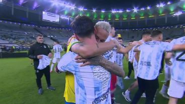 Neymar encuentra algo de consuelo en su amigo Messi.