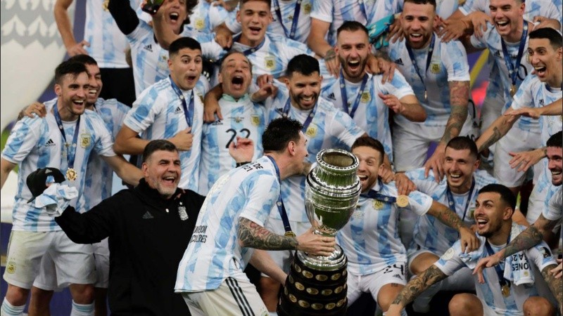 Leo Messi le lleva la copa a sus compañeros y toda Argentina festeja.
