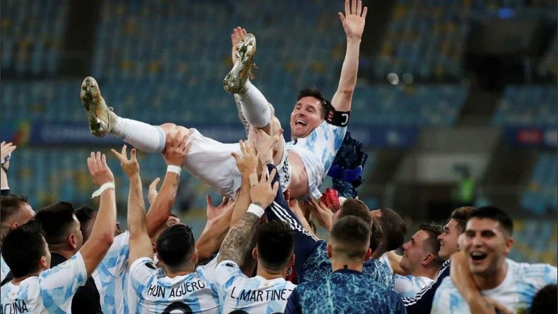 El rosarino celebra su primer título con la selección Argentina