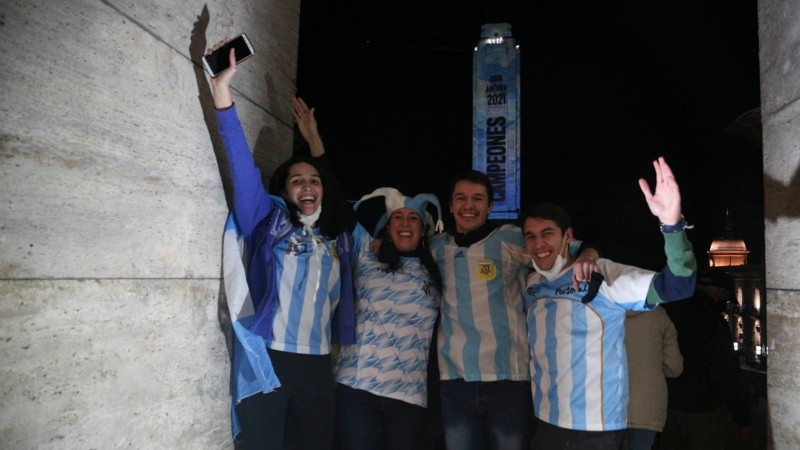  La inmensa alegría de sentirse campeones: los rosarinos coparon las calles tras la victoria de Argentina.
