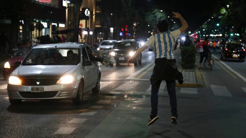  La inmensa alegría de sentirse campeones: los rosarinos coparon las calles tras la victoria de Argentina.