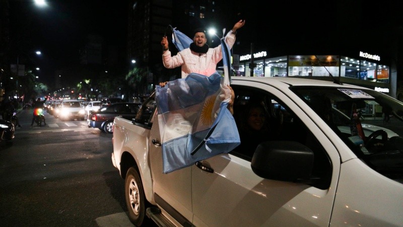  La inmensa alegría de sentirse campeones: los rosarinos coparon las calles tras la victoria de Argentina.
