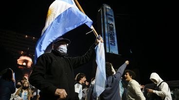 La inmensa alegría de sentirse campeones: los rosarinos coparon las calles tras la victoria de Argentina.