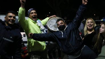 La inmensa alegría de sentirse campeones: los rosarinos coparon las calles tras la victoria de Argentina.
