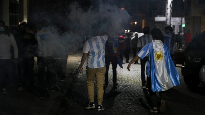  La inmensa alegría de sentirse campeones: los rosarinos coparon las calles tras la victoria de Argentina.