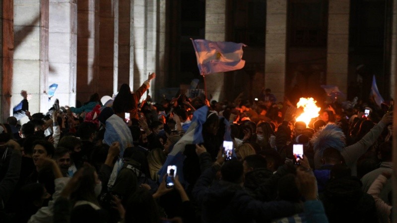  La inmensa alegría de sentirse campeones: los rosarinos coparon las calles tras la victoria de Argentina.