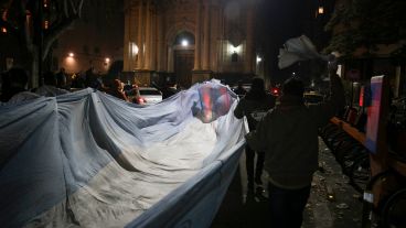 La inmensa alegría de sentirse campeones: los rosarinos coparon las calles tras la victoria de Argentina.