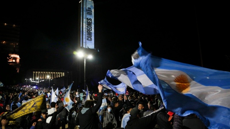  La inmensa alegría de sentirse campeones: los rosarinos coparon las calles tras la victoria de Argentina.