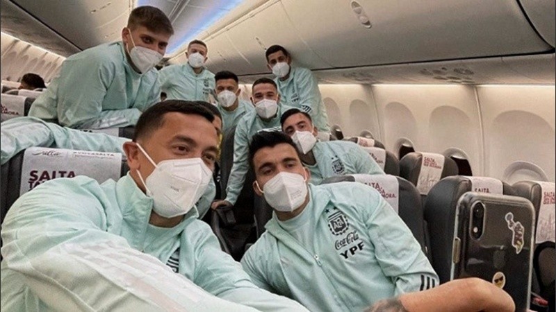 El plantel en el vuelo de regreso al país.