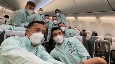 El plantel en el vuelo de regreso al país.