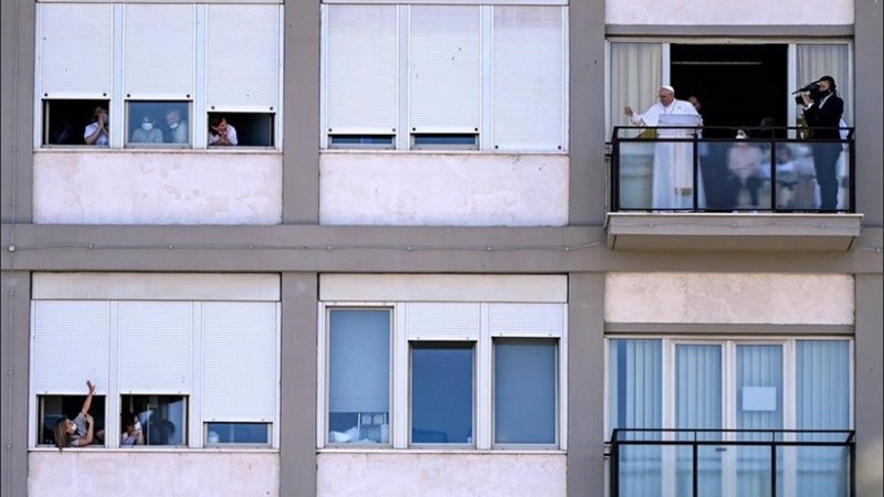 El Papa en el balcón del Gemelli.
