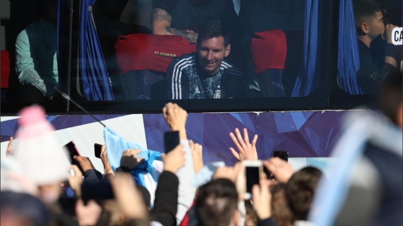 Lionel Messi es recibido por hinchas en el predio de la AFA de Ezeiza.