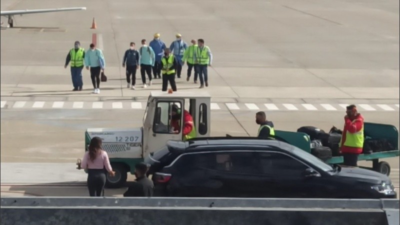 La llegada del avión al aeropuerto de Fisherton.