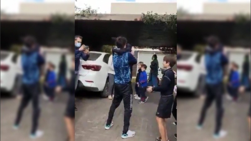 El esperado abrazo de Messi con sus hijos.