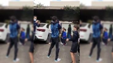 El esperado abrazo de Messi con sus hijos.