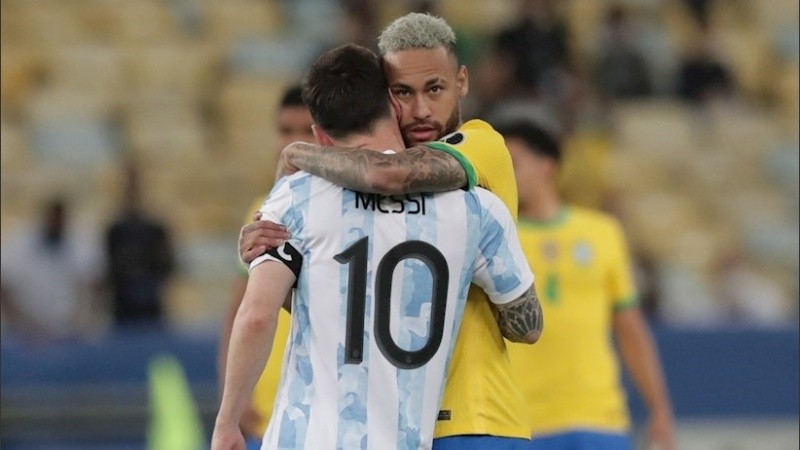 El abrazo de las dos estrellas tras el partido en el Maracaná.
