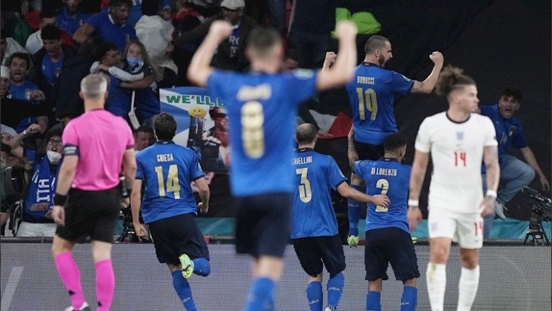 Los italianos celebran el empate luego de comenzar perdiendo en Londres.