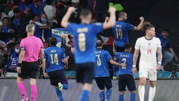 Los italianos celebran el empate luego de comenzar perdiendo en Londres.