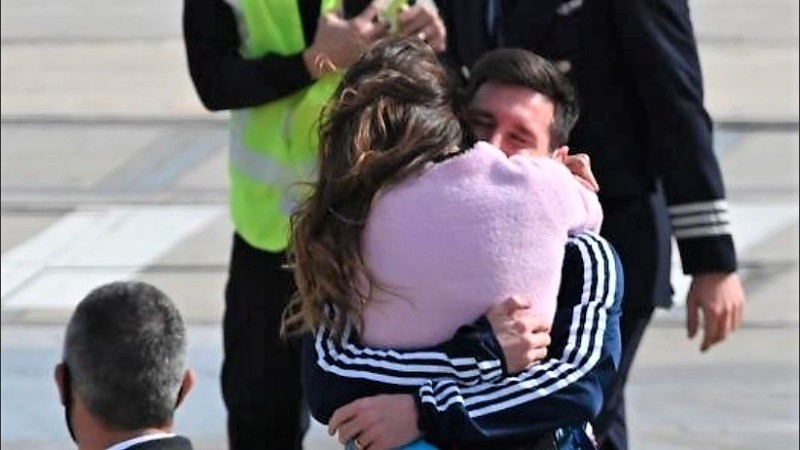 Messi bajó del chárter y se abrazó con Antonela.