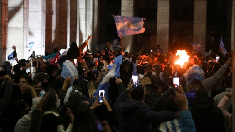 Una postal de los festejos en el Monumento este sábado por la noche. 