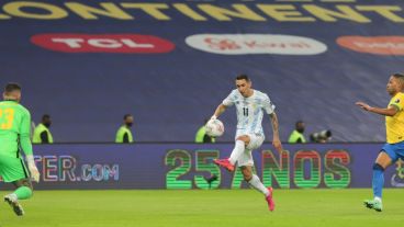 La tremenda definición de Di María ante Ederson para el 1-0 de Argentina sobre Brasil.